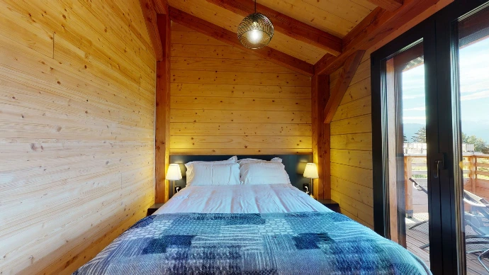 Gemütliches Zimmer mit blauer Bettwäsche in einem Chalet in Anzère