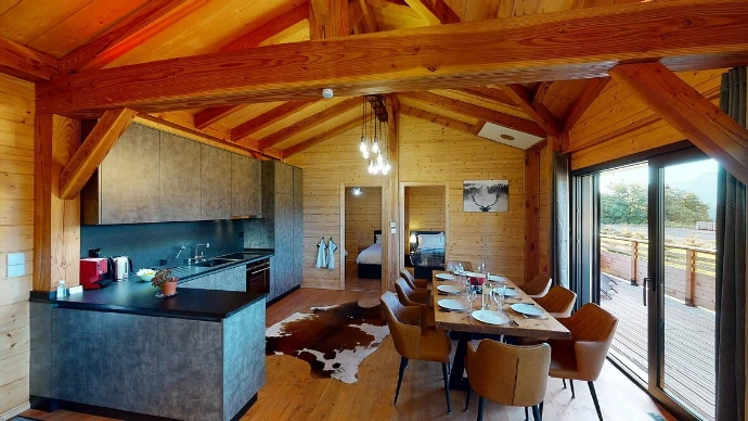 Esszimmer und offene Küche in einem Chalet in Anzère