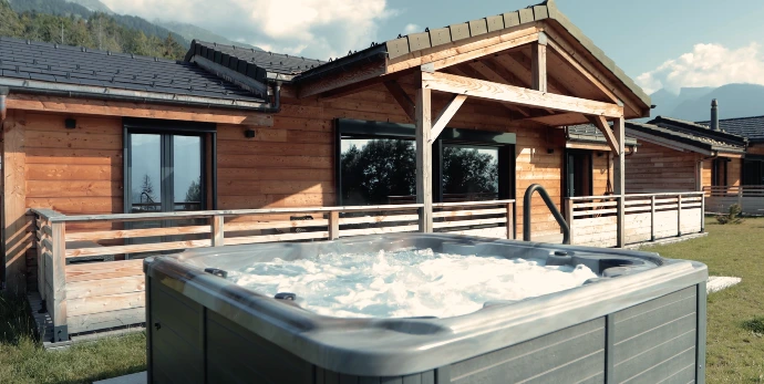 Privater Außenjacuzzi auf der Terrasse eines Chalets in Anzère