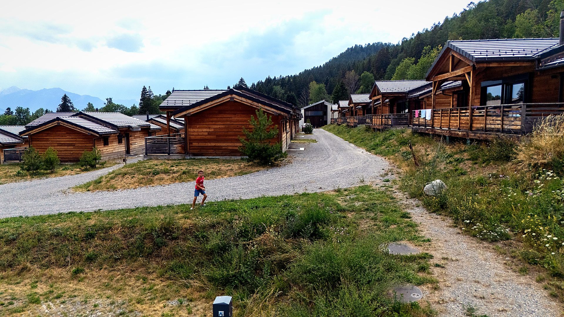 Allée piétonne entre les chalets, accès et transports