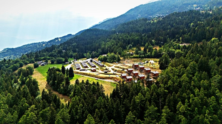Blick auf das Gebiet der Chalets von Anzère aus der Höhe