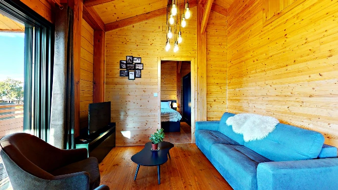 Sitzbereich mit blauem Sessel in einem Holzchalet in Anzère
