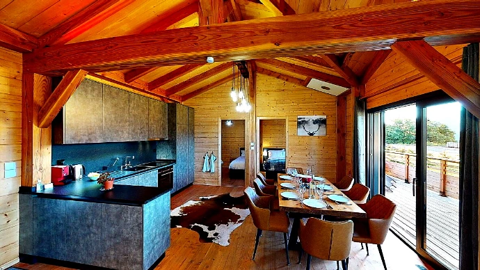 Esszimmer mit Holzdecke in einem Chalet in Anzère
