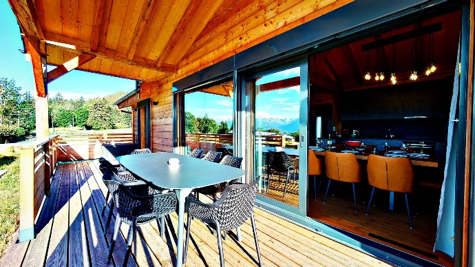 Außenterrasse mit Esstisch am Abend in einem Chalet in Anzère
