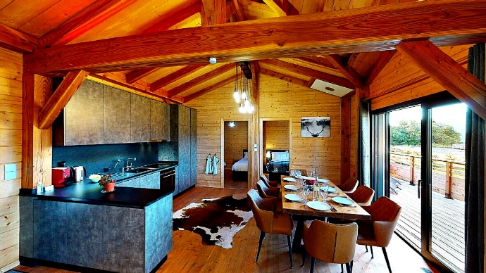 Esszimmer mit gedecktem Tisch in einem Chalet in Anzère